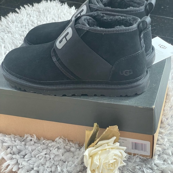 New with tags UGG NEUMEL 11 GRAPHIC BOOTIE An elastic strap w/logo. PLUSH LINING - Picture 7 of 8